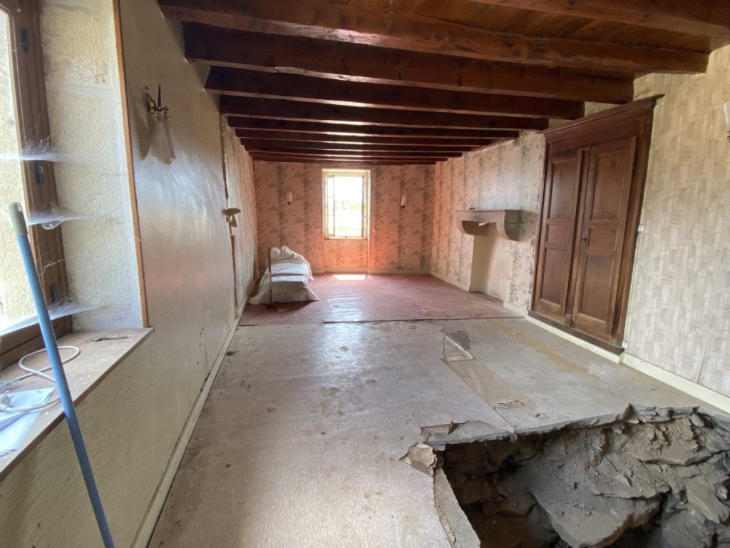 Ancienne dépendance dans son jus à rénover avec ancienne tapisserie et plafond plancher bois.