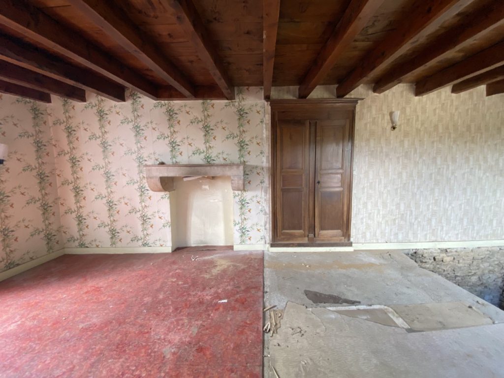 Ancienne dépendance dans son jus à rénover avec ancienne tapisserie et plafond plancher bois.