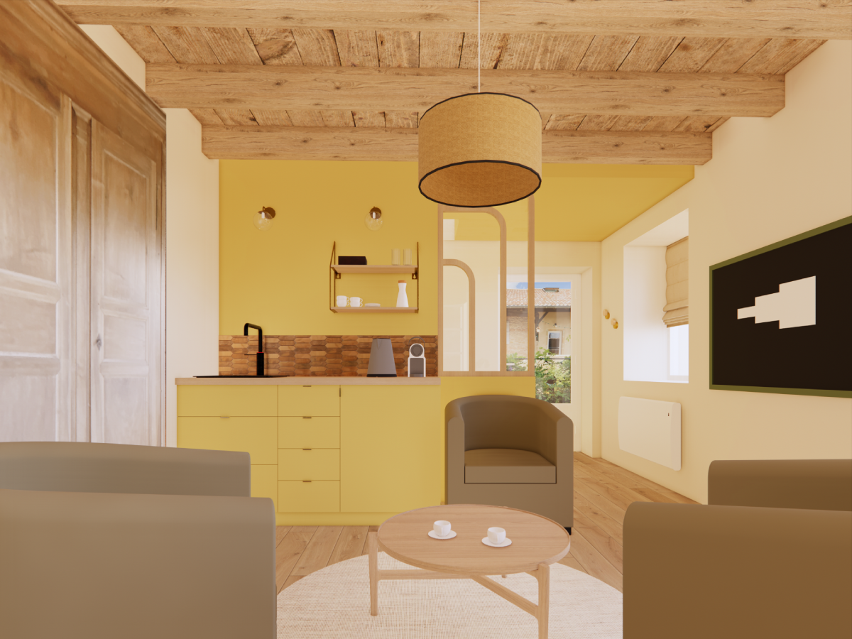 Kitchenette jaune avec crédence et appliques en cuivre. Plan de travail et verrière avec formes arrondies en chêne clair. En premier plan salon de discussion cosy avec fauteuils taupe et table basse ronde en bois.