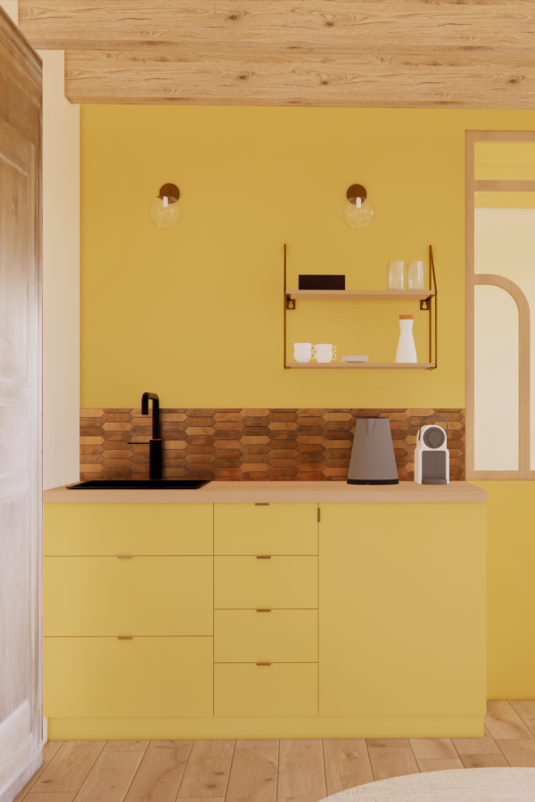 Kitchenette jaune avec crédence et appliques en cuivre. Plan de travail et verrière avec formes arrondies en chêne clair.